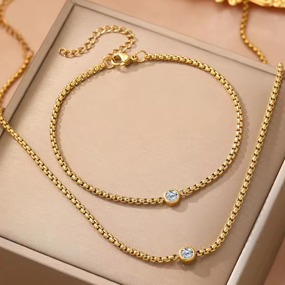 Mirella - Elegant Set. Stainless Steel Chain Necklace & Bracelet With Diamond - Picture 3 of 9